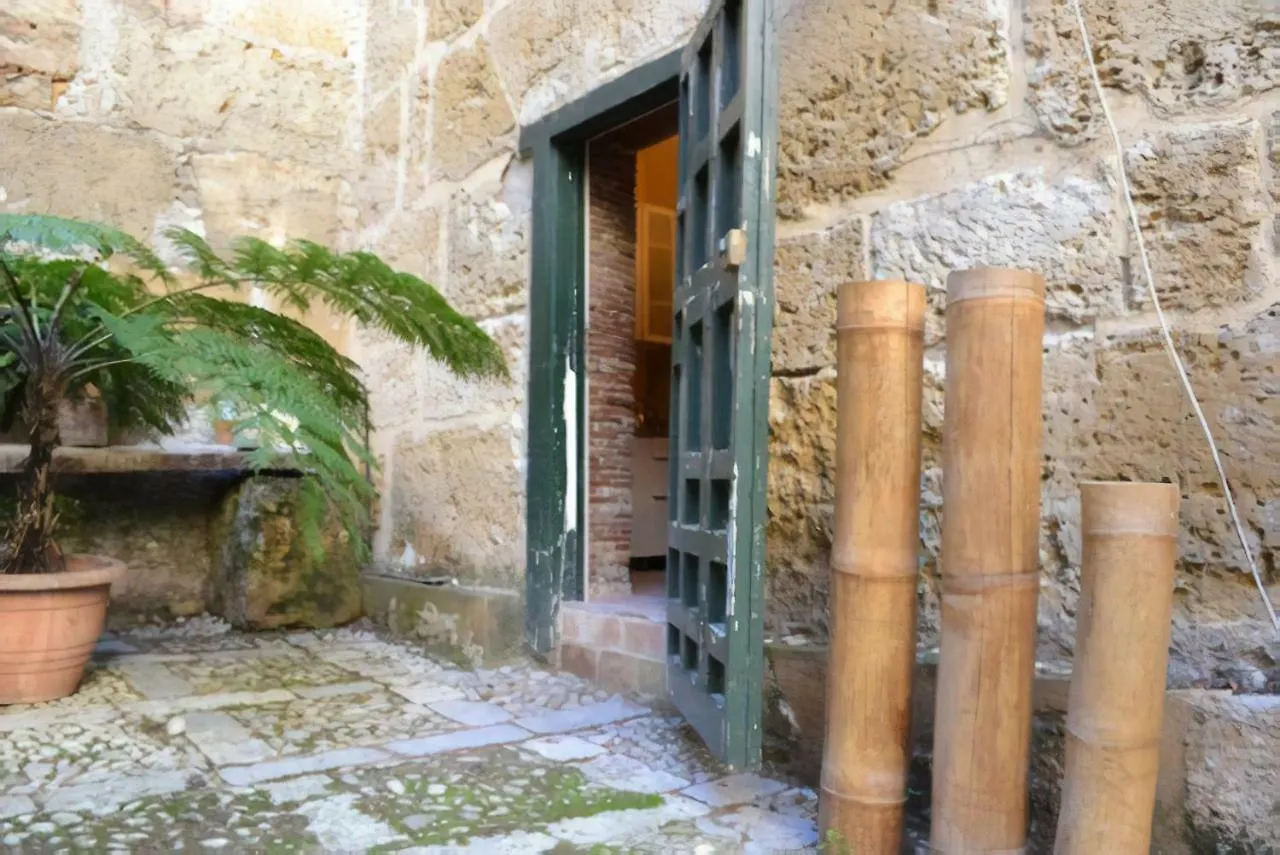 Antica Torre dell'acqua del 1100 Villa Palermo 0*,